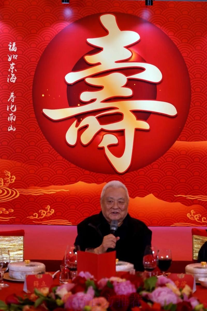 年维泗、容志行获亚足联“金星奖” 年维泗、容志行获亚足联“金星奖”